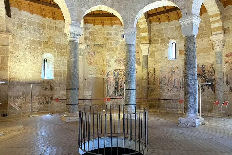 Il suggestivo interno del Tempio di San Giovanni al Sepolcro a Brindisi.