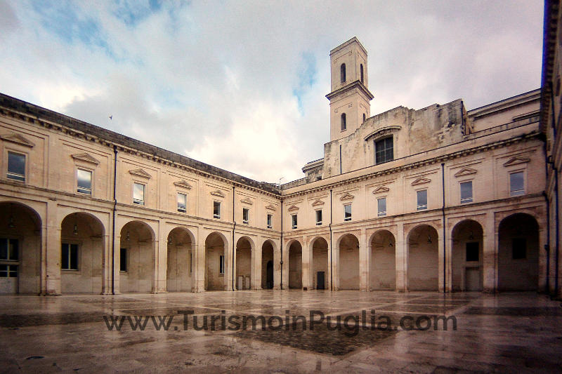 Il bellissimo chiostro dell'ex Convento dei Teatini di Lecce.