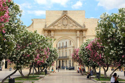 Porta Napoli a Lecce, l'arco di trionfo di Carlo V.