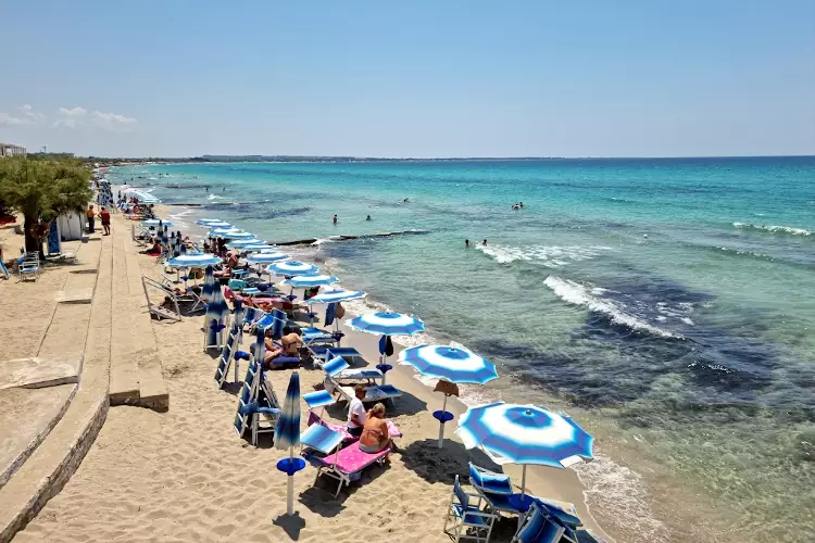 La spiaggia che costeggia il lungomare Galilei a Gallipoli, vicino Lido San Giovanni.