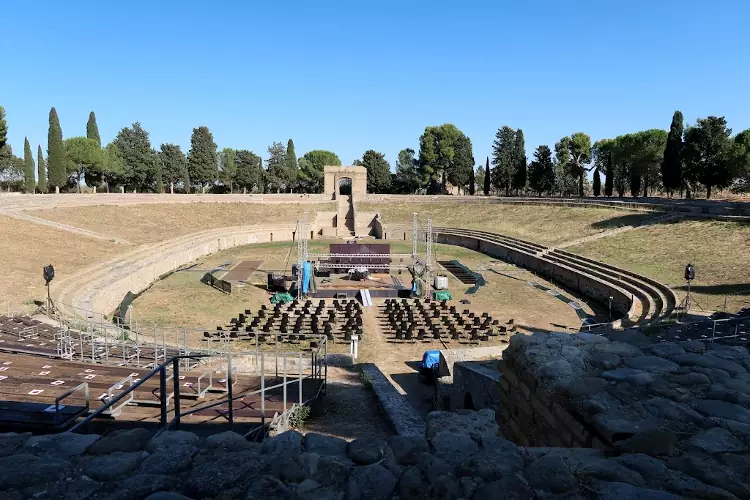 L'anfiteatro romano di Lucera è uno dei più antichi e più grandi della Puglia.
