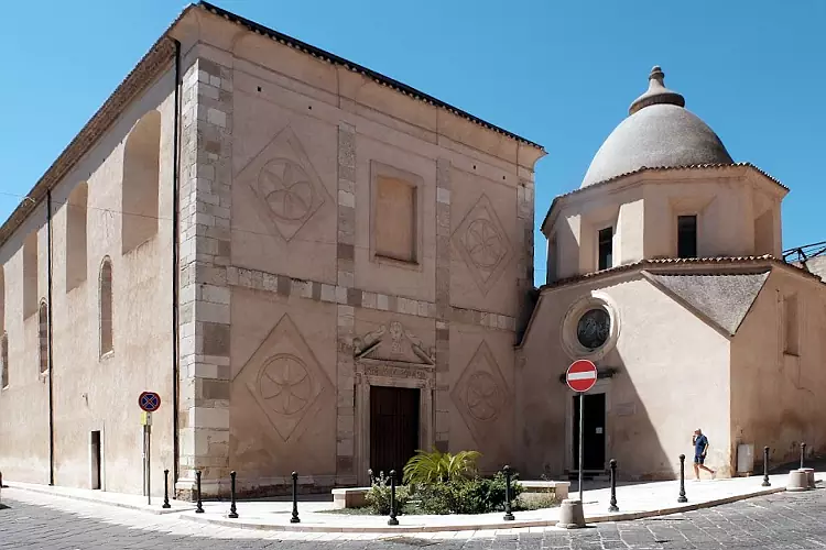 La particolare chiesa di San Domenico a Lucera, eretta nel XIV secolo sul luogo dei precedenti magazzini arabi.