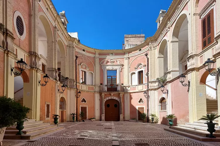 Il meraviglioso cortile interno del Palazzo Vescovile di Lucera.