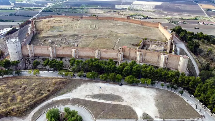 Il Castello di Lucera da cui si domina la città e parte del Tavoliere delle Puglie.