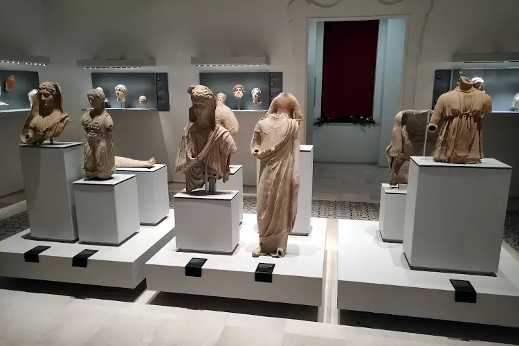Alcuni degli splendidi reperti che si possono vedere nel Museo civico di archeologia urbana a Lucera.
