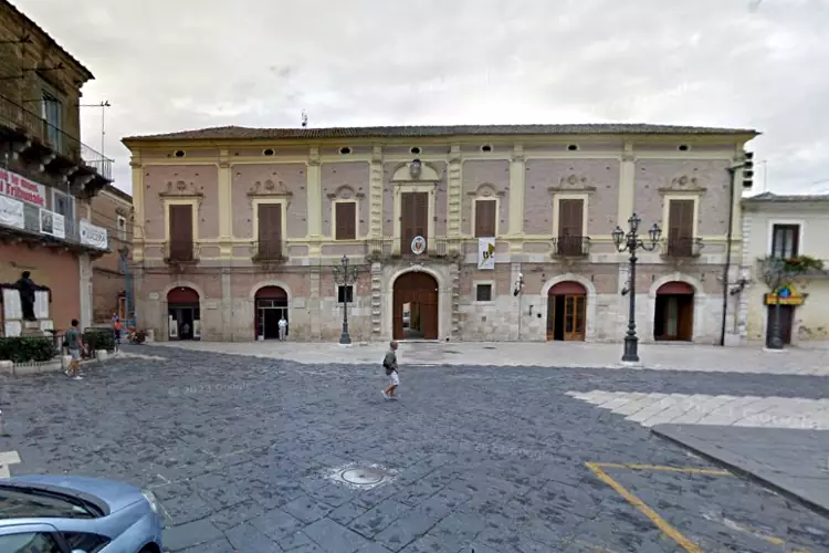 Il Palazzo Vescovile di Lucera, di fronte alla Cattedrale, ospita anche il Museo Diocesano.