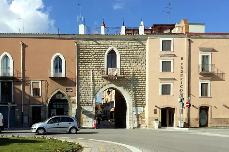 Porta Troia è uno degli antichi accessi al centro storico ancora esistenti.