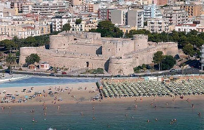 Manfredonia, il castello e la spiaggia.