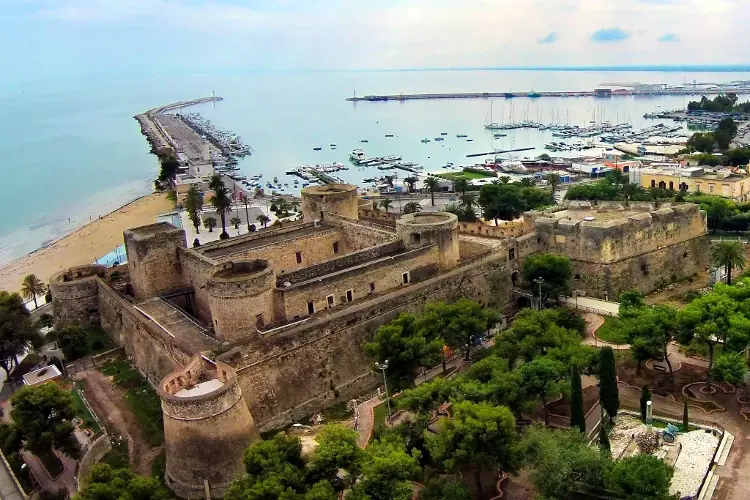 Il castello della città costiera di Manfredonia, in Puglia.