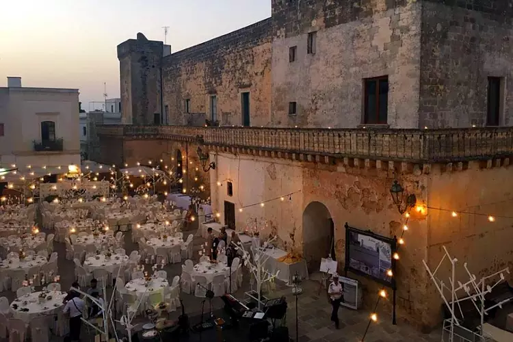 Un matrimonio in piazza nel centro storico di un paese del Salento.