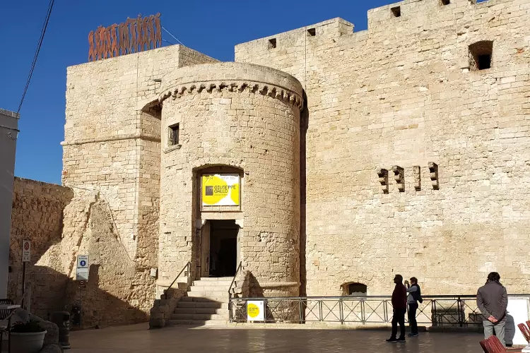 L'accesso del Castello di Carlo V di Monopoli.