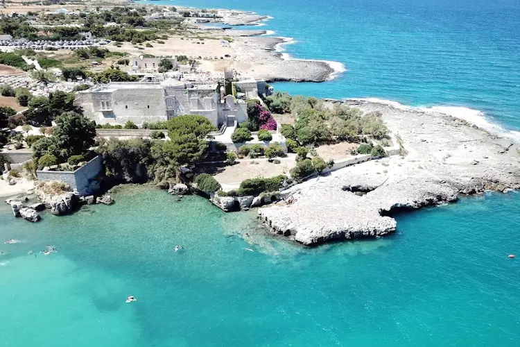 Il Castello di Santo Stefano e le splendide insenature della costa marina vicino Monopoli.
