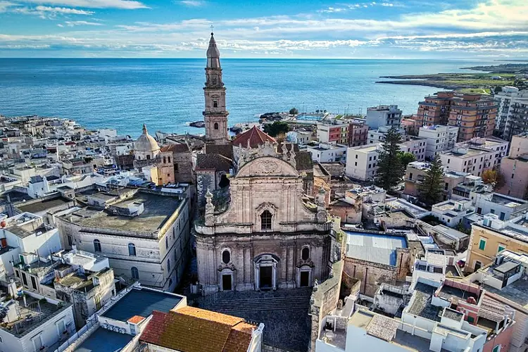 La Basilica Concattedrale della Madonna della Madia di Monopoli è un esempio notevole di architettura barocca.