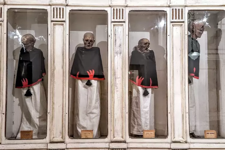 Le impressionanti mummie nella Chiesa di Santa Maria del Suffragio o del Purgatorio.