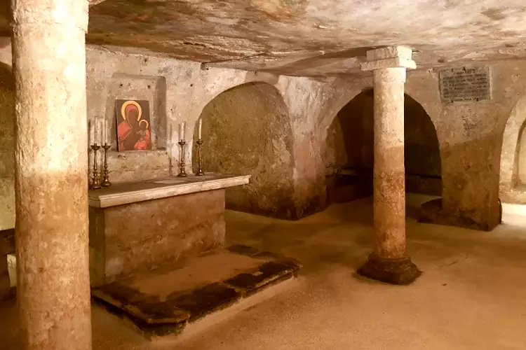 La cripta rupestre nella Chiesa di Santa Maria Amalfitana a Monopoli.