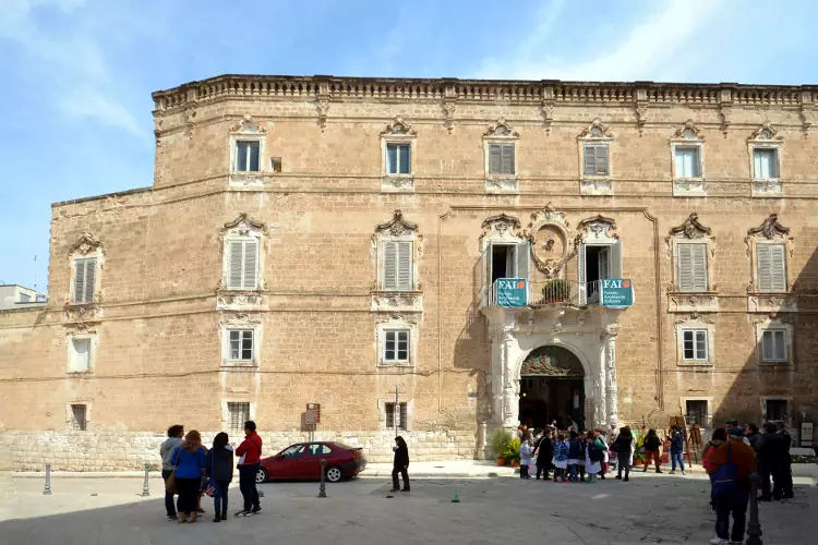 Palazzo Palmieri a Monopoli è uno dei luoghi più belli da vedere, nella piazza più antica della città.