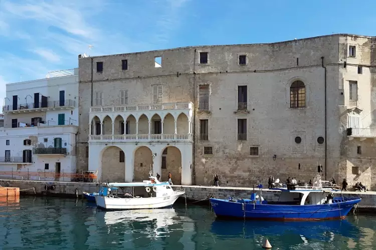 Il bellissimo Palazzo Martinelli affacciato sul Porto Antico di Monopoli.