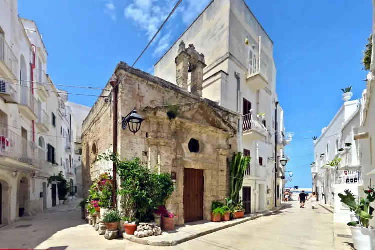 La cappella di San Vito Martire tra le pittoresche stradine di Monopoli.