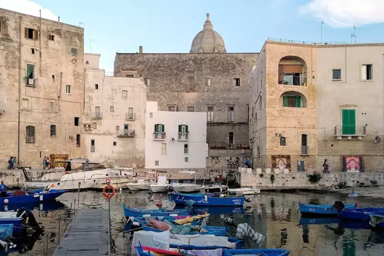 Monopoli è una splendida città costiera pugliese, affacciata sull'Adriatico 40Km a sud di Bari.