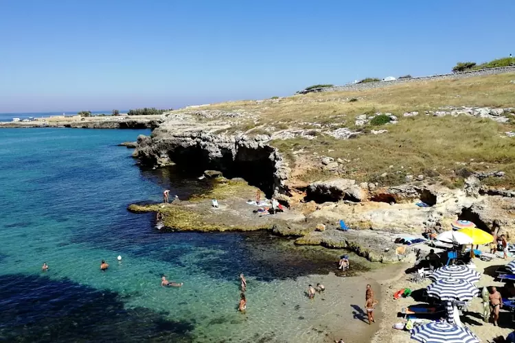 La bellissima spiaggia tra le insenature e le grotte marine di Cala Corvino a Monopoli.