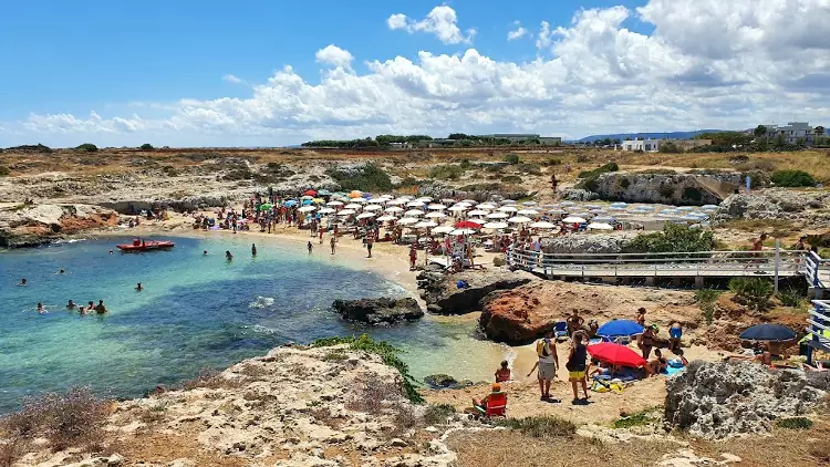 Cala Paradiso è una spiaggia meravigliosa che si trova a poca distanza dal centro cittadino di Monopoli.