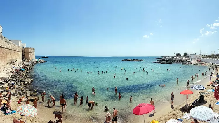 La spiaggia di Cala Porta Vecchia si trova proprio a ridosso delle mura cittadine di Monopoli.