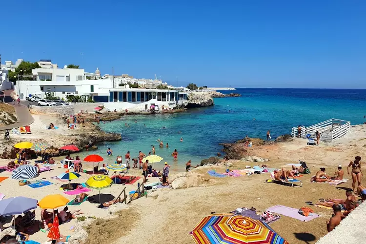 La stupenda insenatura di Porto Bianco è perfetta per una vacanza al mare con la famiglia.