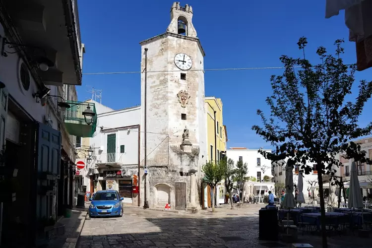 La Torre Civica dell'Orologio è uno dei simboli principali della città pugliese di Monopoli.