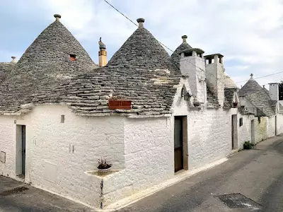 Il complesso di 15 trulli che forma il Museo Territorio di Alberobello.