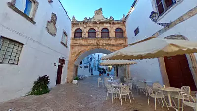 Arco Scoppa a Ostuni, di fronte alla Cattedrale.