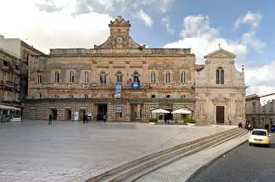 Chiesa di San Francesco e palazzo comunale di Ostuni.