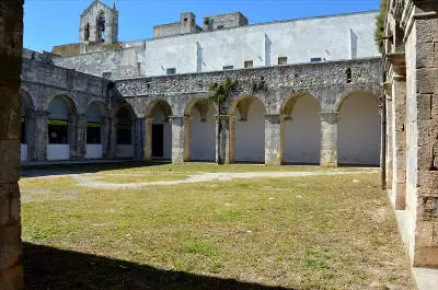 Il chiostro dell'Annunziata di Ostuni, in Puglia.