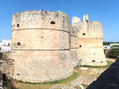 Gli imponenti bastioni del Castello di Otranto.