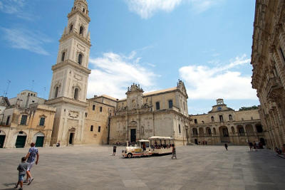 Il duomo di Lecce, il campanile del duomo e la piazza.