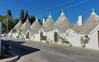 Trulli in una delle strade principali del Rione Monti di Alberobello.