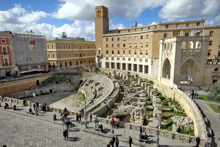L'anfiteatro romano di Lecce, nel cuore del centro storico della città.
