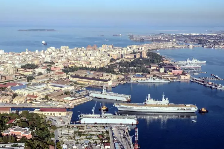 L'Arsenale Militare Marittimo di Taranto all'interno del Mar Piccolo.