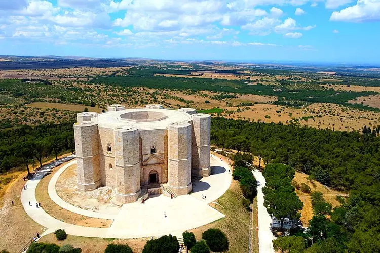 Castel del Monte in Puglia, la misteriosa fortezza ottagonale di Federico II.