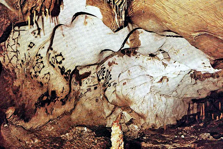 Graffiti nella Grotta dei Cervi a Porto Badisco, considerata la Cappella Sistina del Neolitico.