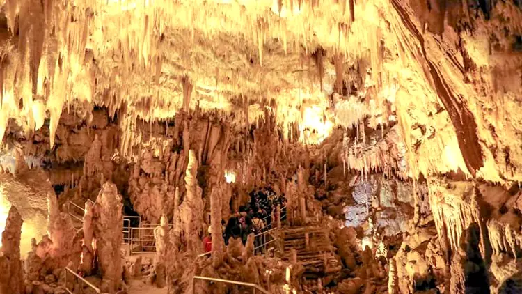 La visita alle Grotte di Castellana ha un percorso di oltre 3 Km fra le meraviglie sotterranee.