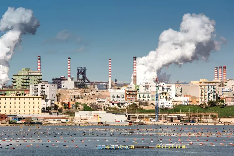 Lo stabilimento siderurgico ex-Italsider ed ex-ILVA di Taranto visto dal Mar Piccolo.