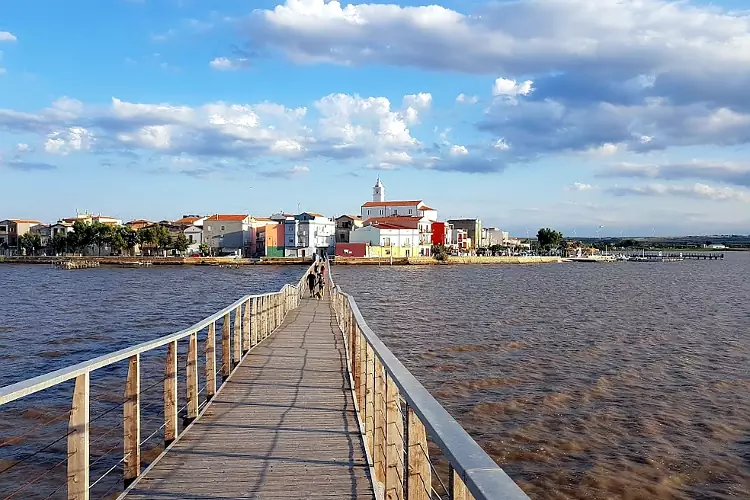 L'incantevole cittadina di Lesina, sull'omonimo lago in Puglia.