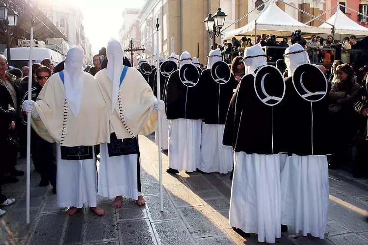 I tradizionali "Pappamusci" delle processioni della Settimana Santa in Puglia.