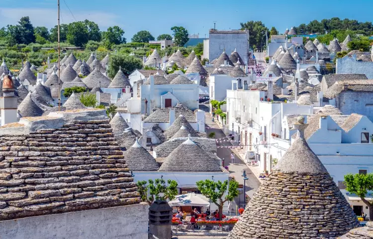 Visitare i trulli di Alberobello è una delle esperienze da non perdere in Puglia.