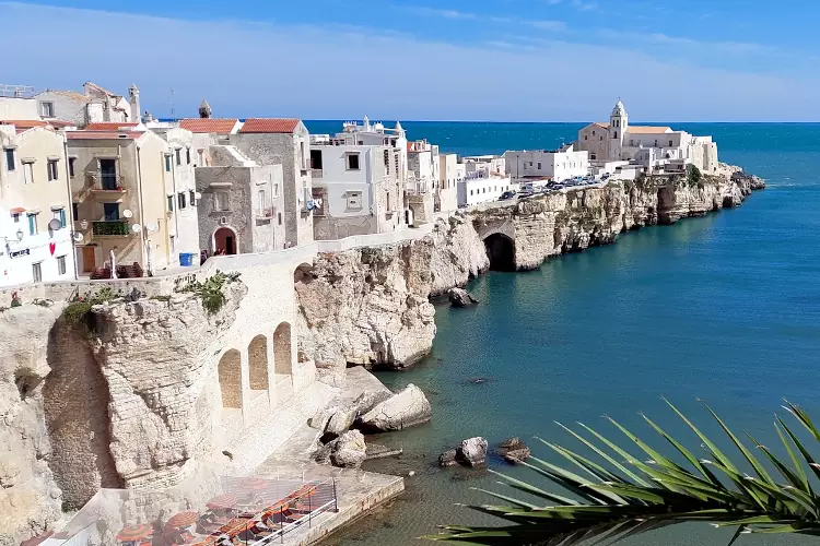 Una delle mete più conosciute del turismo in Puglia: Vieste sul Gargano.