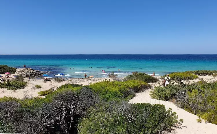 La meravigliosa spiaggia naturale di Punta della Suina, all'interno di un'area protetta dove non mancano i lidi attrezzati.