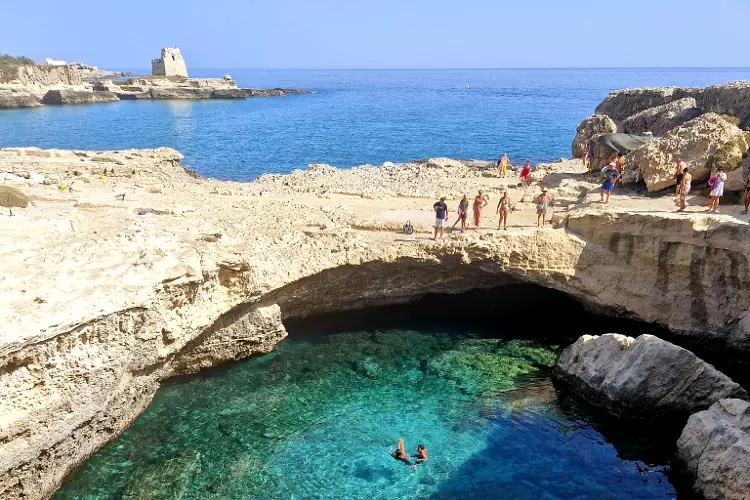 La Grotta della Poesia a Roca Vecchia, uno dei posti di mare più belli del Salento.