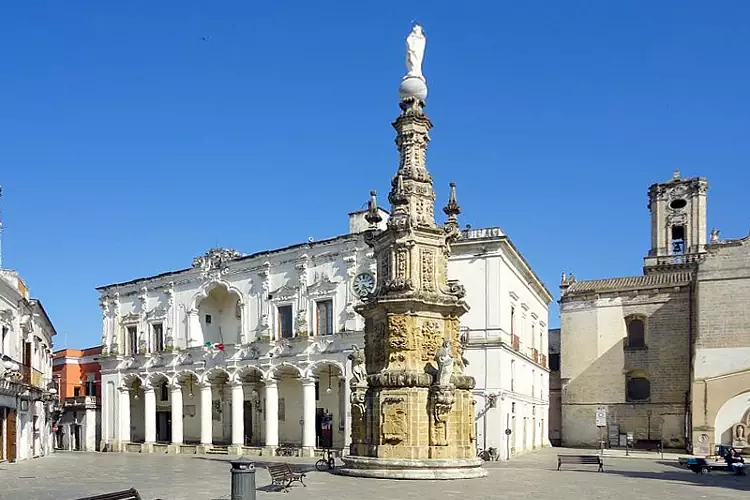 Una parte della bellissima Piazza Salandra a Nardò, nel Salento.