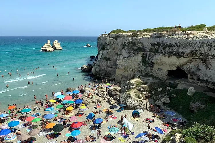 La spiaggia delle Due Sorelle a Torre dell'Orso, una delle più popolari del Salento.