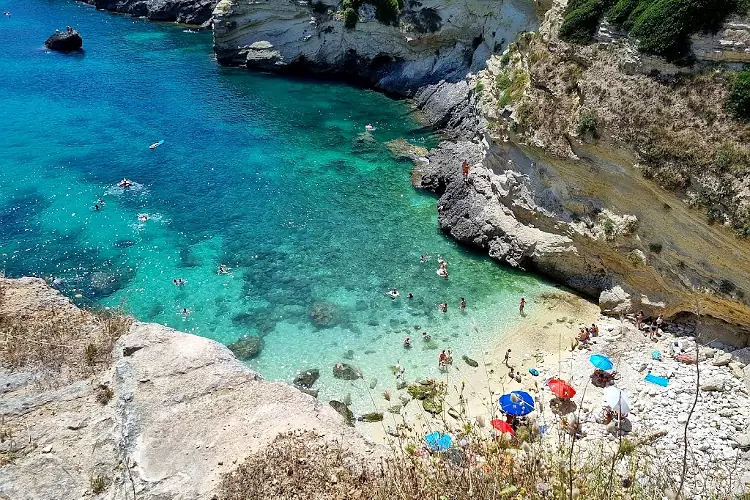 La spiaggia di Porto Miggiano nel Salento.